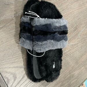 Brand new fuzzy slippers size 7 made by aerie